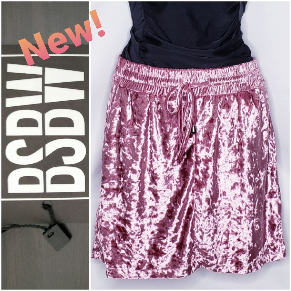 ❤️NWT❤️ LF BSBW Rose velvet mini skirt *Small🤍